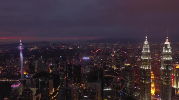 Gece Aydınlatma Kuala Lumpur Şehir Merkezindeki Ünlü Kuleleri Hava Panorama — Stok video