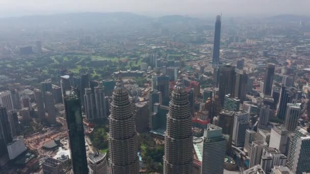 晴れた日クアラルンプール市内ダウンタウン空中パノラマ マレーシア — ストック動画