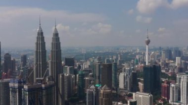 güneşli bir gün kuala lumpur şehir şehir merkezindeki ünlü kuleleri hava panorama 4k Malezya