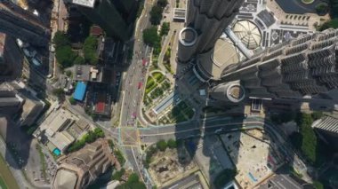 güneşli kuala lumpur şehir şehir merkezindeki ünlü kuleleri trafik kare hava topdown panorama 4k Malezya