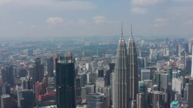 güneşli bir gün kuala lumpur şehir şehir merkezindeki ünlü kuleleri hava panorama 4k Malezya