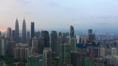 günbatımı gökyüzü kuala lumpur şehir merkezi anten panorama timelapse 4k Malezya