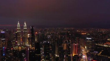 gece aydınlatma kuala lumpur şehir merkezindeki ünlü kuleleri hava panorama timelapse 4k Malezya
