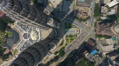 güneşli kuala lumpur şehir şehir merkezindeki ünlü kuleleri trafik kare hava topdown panorama 4k Malezya