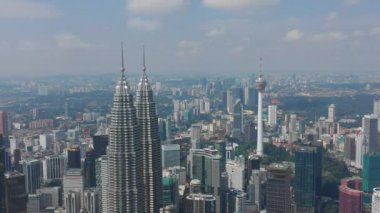 güneşli bir gün kuala lumpur şehir şehir merkezindeki ünlü kuleleri başında anteni panorama 4k Malezya