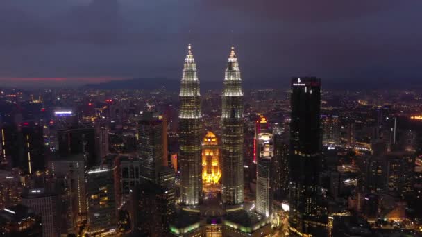 Iluminação Noturna Kuala Lumpur Centro Cidade Torres Famosas Panorama Aéreo — Vídeo de Stock