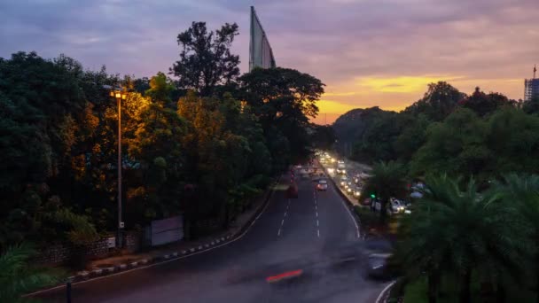 日落照亮班加罗尔城市交通街十字路口全景4K 时代之去印度 — 图库视频影像