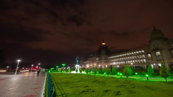 Noche Iluminado Bangalore Ciudad Famoso Palacio Frente Plaza Panorama Timelapse — Vídeo de stock