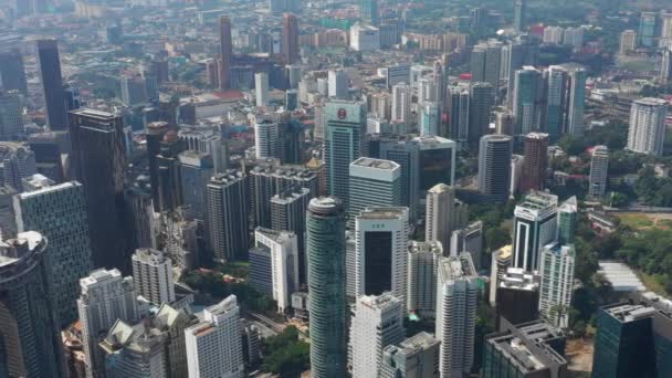 阳光明媚的日子夸拉伦普尔市中心著名的塔顶部空中全景4K 马来西亚 — 图库视频影像