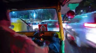 Bangalore Rating sokak çekçek yolculuğa yolcu pov gece zaman panorama 4k timelapse Hindistan