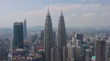 güneşli bir gün kuala lumpur şehir şehir merkezindeki ünlü kuleleri hava panorama 4k Malezya