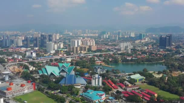 阳光明媚的日子 Kuala Lumpur 市中心著名的公园湖空中全景4K 马来西亚 — 图库视频影像