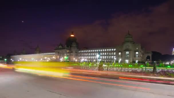 Noche Iluminado Bangalore Ciudad Palacio Frente Tráfico Calle Plaza Panorama — Vídeo de stock