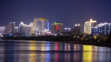 Sanya, Çin - 1 Ekim 2018: Körfez Panoraması 4 k timelapse 1 Ekim 2018 yaklaşık yürüme gece ışıklı sanya şehir nehir hainan Adası Çin.