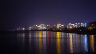 Sanya, Çin - 1 Ekim 2018: Körfez Panoraması 4 k timelapse 1 Ekim 2018 yaklaşık yürüme gece ışıklı sanya şehir nehir hainan Adası Çin.