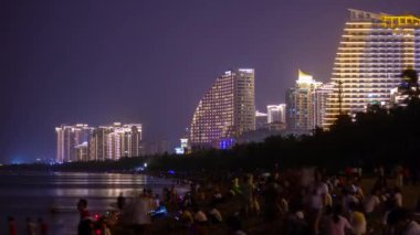 Sanya, Çin - 1 Ekim 2018: Körfez Panoraması 4 k timelapse 1 Ekim 2018 yaklaşık yürüme gece ışıklı sanya şehir nehir hainan Adası Çin.