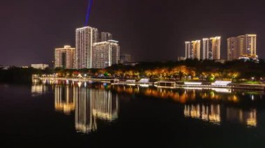 Sanya, Çin - 1 Ekim 2018: Körfez Panoraması 4 k timelapse 1 Ekim 2018 yaklaşık yürüme gece ışıklı sanya şehir nehir hainan Adası Çin.
