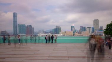 HONG KONG, ÇİN - CIRCA 2018: Şehir turisti kalabalık gezinti güvertesi gündüz Macao manzaralı panorama zamanı 4k