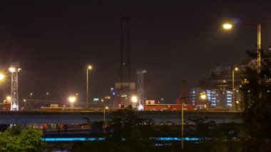 HONG KONG, ÇİN - CIRCA 2018: gece ışığı trafik yolu sokak manzaralı köprü panoraması 4k zaman aşımı
