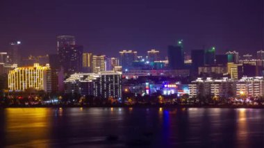 Sanya, Çin - 1 Ekim 2018: Körfez Panoraması 4 k timelapse 1 Ekim 2018 yaklaşık yürüme gece ışıklı sanya şehir nehir hainan Adası Çin.