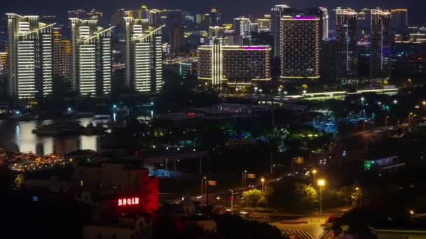 中国三亚 2018年10月1日 夜间三亚城市交通照亮街道全景4K 时间线大约2018年10月1日海南岛中国 — 图库视频影像