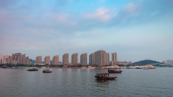Atardecer Noche Hainan Sanya Tráfico Ribereño Bahía Complejo Apartamentos Panorama — Vídeo de stock