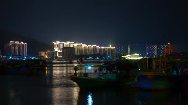Sanya, Kína - október 1 2018: éjszaka kivilágított sanya city folyó gyaloglás bay panoráma 4k timelapse kb október 1 2018 hainan sziget Kína.
