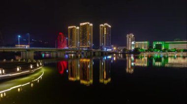 Sanya, Çin - 1 Ekim 2018: Körfez Panoraması 4 k timelapse 1 Ekim 2018 yaklaşık yürüme gece ışıklı sanya şehir nehir hainan Adası Çin.