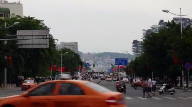 Sanya, Çin - 1 Ekim 2018: güneşli gün sanya şehir trafik sokak panorama 4k timelapse 1 Ekim 2018 yaklaşık hainan Adası Çin.