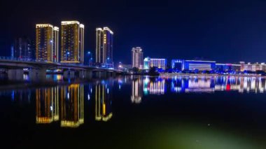 Sanya, Çin - 1 Ekim 2018: Körfez Panoraması 4 k timelapse 1 Ekim 2018 yaklaşık yürüme gece ışıklı sanya şehir nehir hainan Adası Çin.