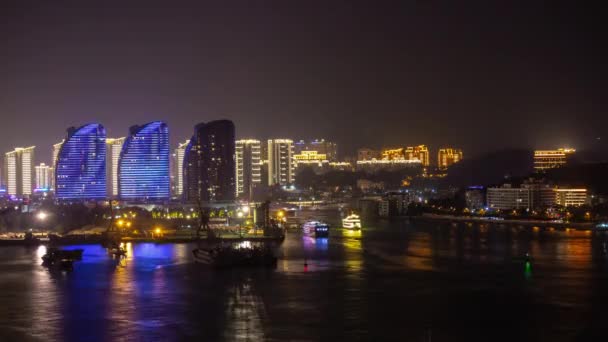 Sanya China Outubro 2018 Noite Iluminada Sanya Cidade Rio Andando — Vídeo de Stock