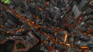 gün batımı gece ışıklı hong kong şehir trafik sokakları wan chai bölgesinde hava topdown panorama 4k