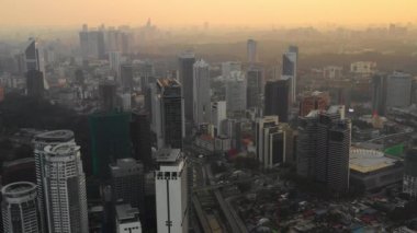 Kuala Lumpur, Malezya - 25 Eylül 2018: Akşam kuala lumpur şehir merkezi havacılık panorama 4k circa 25 Eylül 2018 kuala lumpur, malezya.