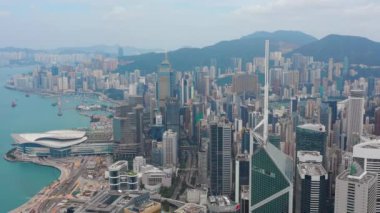 Gündüz uçuş hong kong şehir üzerinde liman koyu hava panorama 4k