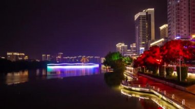 Sanya, Çin - 1 Ekim 2018: Körfez Panoraması 4 k timelapse 1 Ekim 2018 yaklaşık yürüme gece ışıklı sanya şehir nehir hainan Adası Çin.