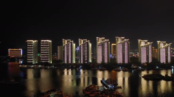 Noche Iluminada Famosa Bahía Sanya Paisaje Urbano Panorama Aéreo Timelapse — Vídeos de Stock