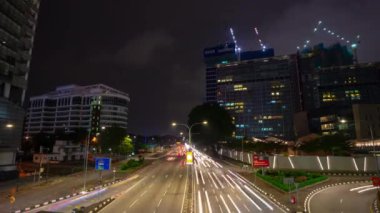 gece ışıklı kuala lumpur şehir merkezi şehir merkezinde trafik sokak panorama 4k timelapse Malezya