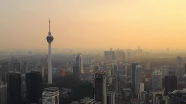 Kuala Lumpur, Malezya - 25 Eylül 2018: Akşam kuala lumpur şehir merkezi havacılık panorama 4k circa 25 Eylül 2018 kuala lumpur, malezya.