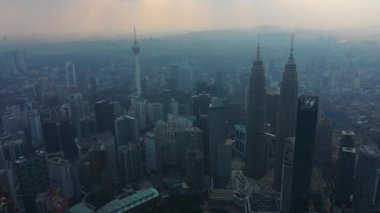 Kuala Lumpur, Malezya - 25 Eylül 2018: güneşli gün kuala lumpur şehir merkezinde sis panorama 4k dolaylarında 25 Eylül 2018 Kuala lumpur, Malezya.