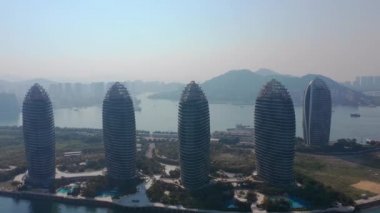Sanya, Çin-Eylül 30 2018: Hainan Adası ünlü Sanya Phoenix otel havadan Panorama 4k yaklaşık Eylül 30 2018 Sanya Hainan Çin.