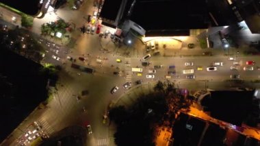 gece aydınlatma bangalore şehir trafik sokak kare kavşak hava topdown panorama 4k Hindistan