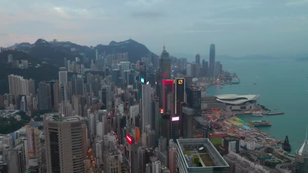 Solnedgången Belysta Flygning Över Hong Kong Stadsbild Downtown Bay Antenn — Stockvideo