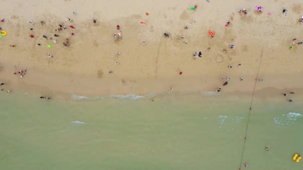 阳光明媚的日子海南岛三亚湾船舶停放空中全景4K — 图库视频影像