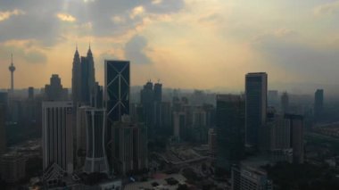 Kuala Lumpur, Malezya - 25 Eylül 2018: güneşli gün kuala lumpur şehir merkezinde sis panorama 4k dolaylarında 25 Eylül 2018 Kuala lumpur, Malezya.