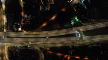 gece vakti ışıklı kuala lumpur şehir merkezi trafik yol kavşağı anteni panorama 4k Malezya