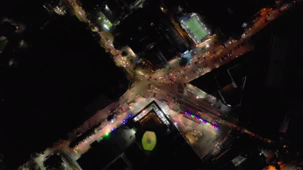 Noche Iluminación Bangalore Ciudad Tráfico Calle Cruce Antena Arriba Abajo — Vídeos de Stock