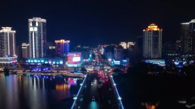 Gece aydınlatmalı Sanya Cityscape Panorama 4k Timelapse Hainan Island Çin