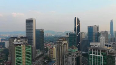 Kuala Lumpur, Malezya - 25 Eylül 2018: güneşli gün kuala lumpur şehir merkezinde sis panorama 4k dolaylarında 25 Eylül 2018 Kuala lumpur, Malezya.