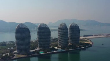 Sanya, Çin-Eylül 30 2018: Hainan Adası ünlü Sanya Phoenix otel havadan Panorama 4k yaklaşık Eylül 30 2018 Sanya Hainan Çin.