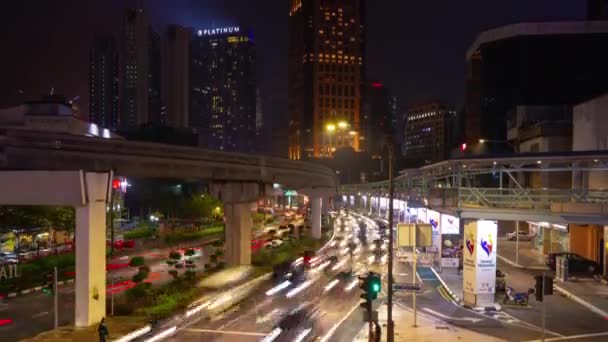 夜间灯火通明的夸拉伦普尔市中心交通街道全景4K 时代马来西亚 — 图库视频影像